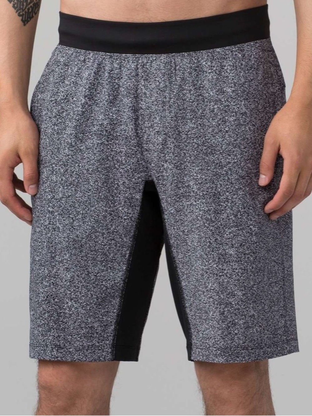 Lululemon T.H.E. Short *Lined
Pinweave Alpine White Black small EUC